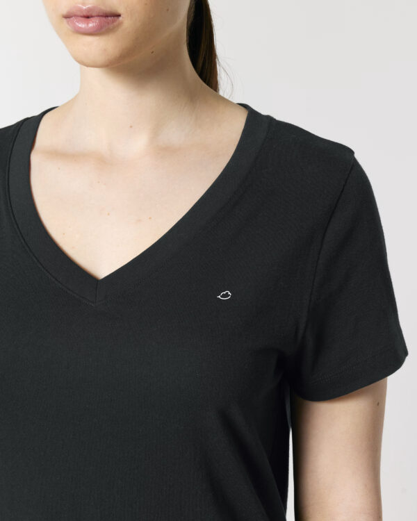 Camiseta cuello pico mujer - Bordado nube fins al cel - color Negro - 61 - Imagen 2